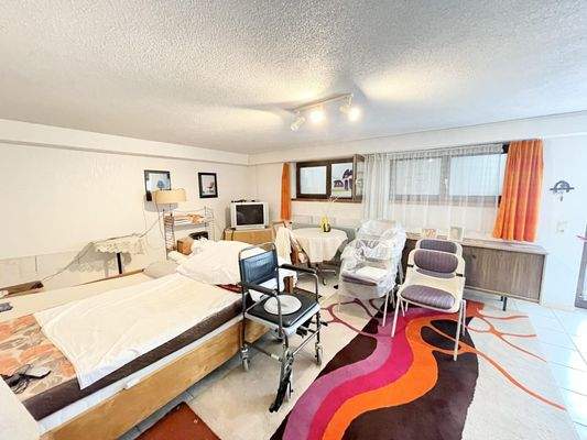 geräumiges Zimmer im Kellergeschoss