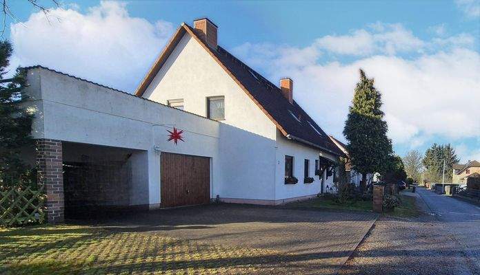 Hausansicht mit Garage