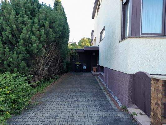 Gepflasterte Zufahrt