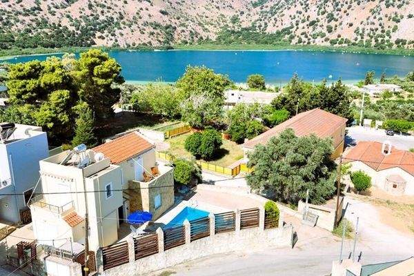 Kreta, Kournas: Schöne Villa mit drei Schlafzimmern, nur wenige Schritte vom Kournas-See entfernt