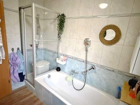 Badezimmer mit Wanne und Dusche