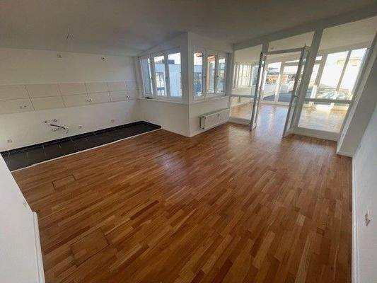 Leere Wohnung mit Parkettboden