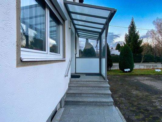 Moderner, überdachter und gepflegter Eingang ins Haus