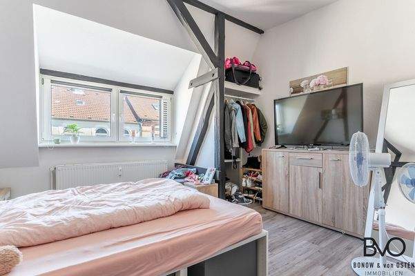 Schlafzimmer mit aufgewerteten Holzbalkon im DG