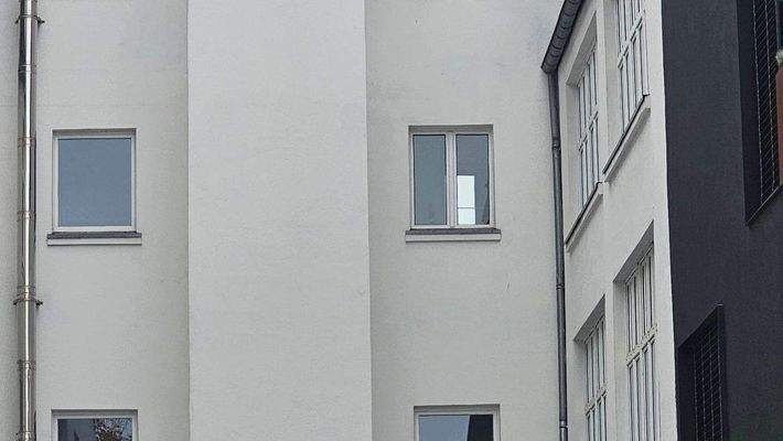 kleine Terrrasse und Vorderhaus Durchgang zum Haup