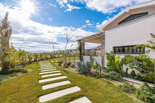 Houses with Private Pools and Large Gardens in Bodrum