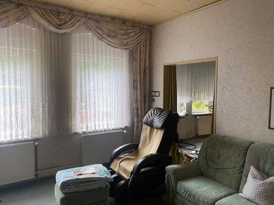 Wohnzimmer mit Durchgang zum Esszimmer.jpeg