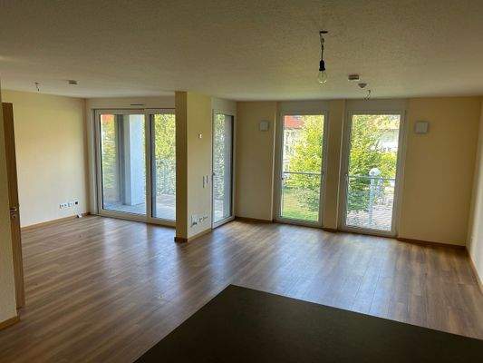 Wohnzimmer und "offenes 3. Zimmer" mit Balkonzugang