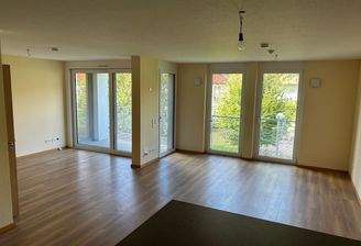 Wohnzimmer und "offenes 3. Zimmer" mit Balkonzugang