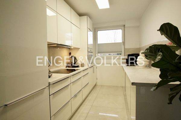 Neutrale, offene Küche mit Miele-Geräten