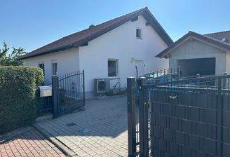 Einfahrt zum Grundstück mit Wohnhaus und Garage
