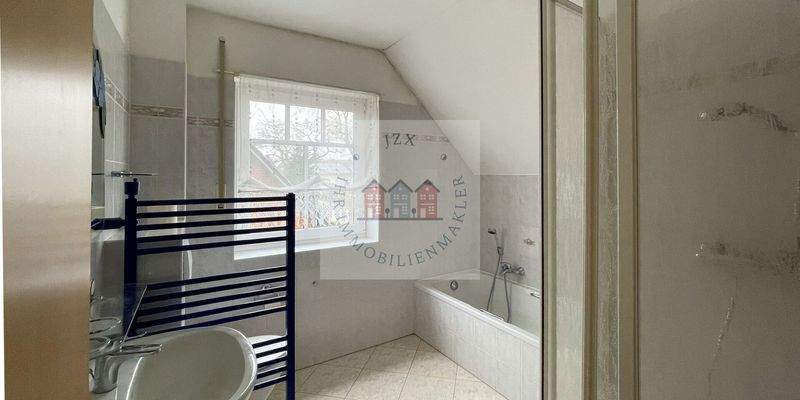 Bad mit Dusche und Wanne