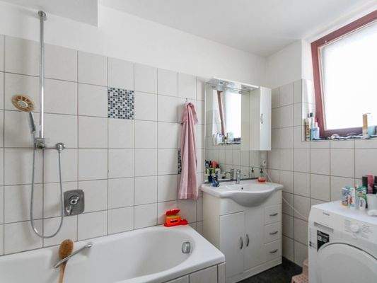 Tageslichtbadezimmer mit Wanne