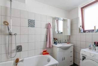 Tageslichtbadezimmer mit Wanne
