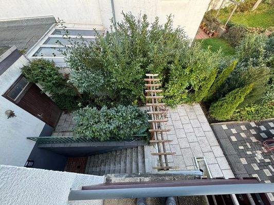 Blick vom Balkon - rückseite Garge & Kellertreppe & Terrasse.JPG