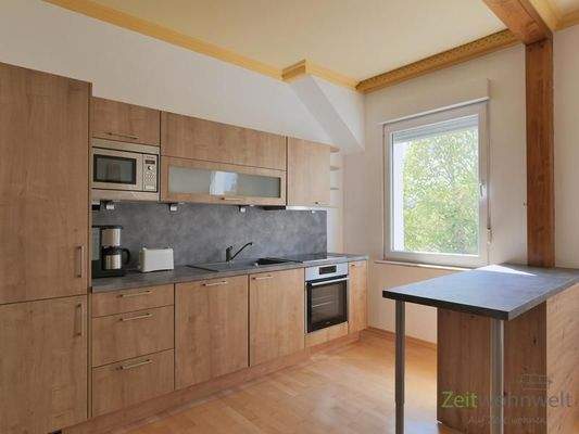 neue Einbauküche und Arbeitstisch