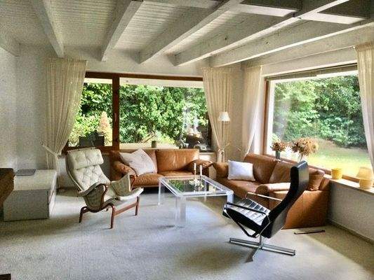 Wohnzimmer mit offenem Durchgang