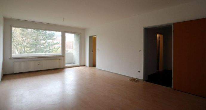 Wohnraum mit Balkon und Zugängen Küche+Flur