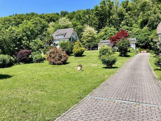 Auffahrt zu den Häusern