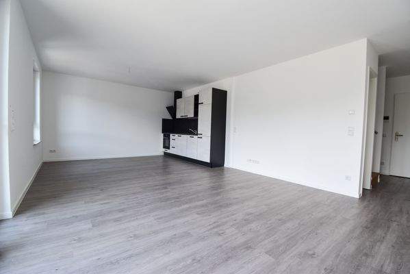 6 Wohnzimmer mit offener Kueche.JPG