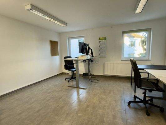 Lichtdurchflutetes Büro mit flexiblen Arbeitsplätz