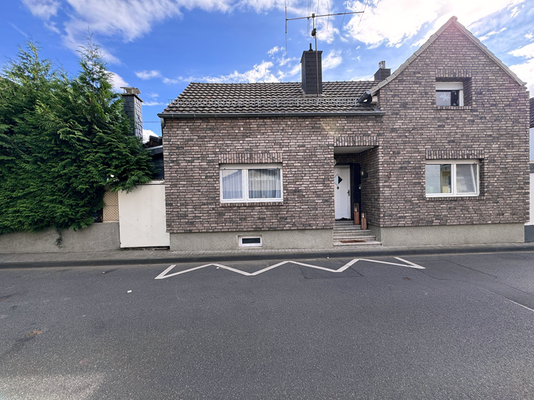 Fotos Haus Euskirchen Hausansicht ---.png