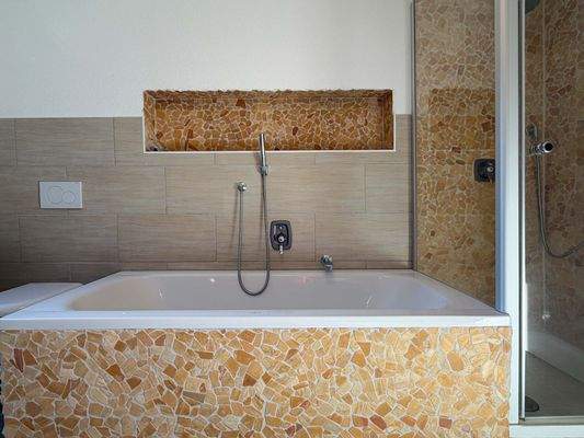 Bad: Die Badewanne lädt zu ruhigen Auszeiten nach langen Tagen ein