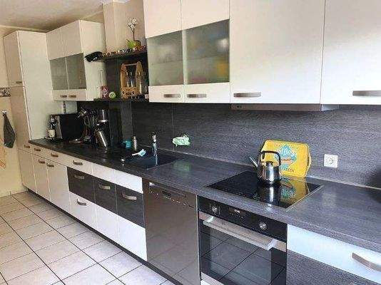 geräumige Einbauküche mit Markengeräten