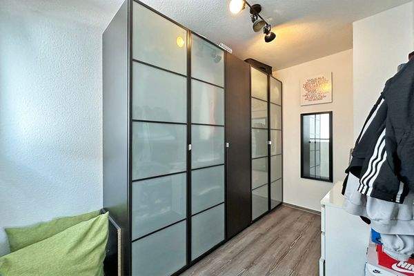 Ankleidezimmer am Schlafzimmer