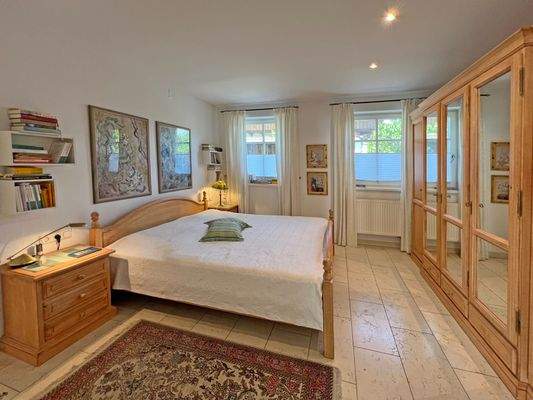 geräumiges Schlafzimmer ...