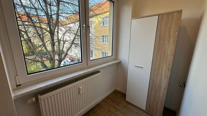 Küche und Haushaltsschrank