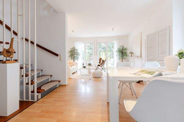 Essbereich mit Blick ins Wohnzimmer