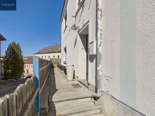 Zugang zum Eingang und Terrasse im EG