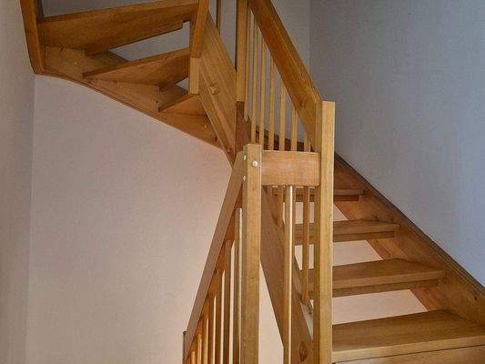 Solide Holztreppe ins OG