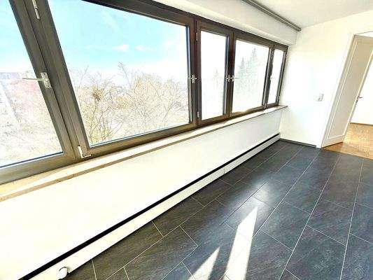 In Ihrer Loggia gen Schlafzimmer