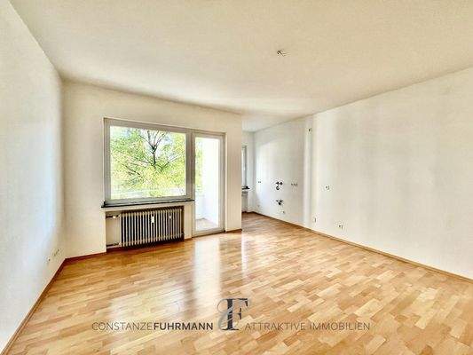 Wohnzimmer mit Zugang zum Balkon