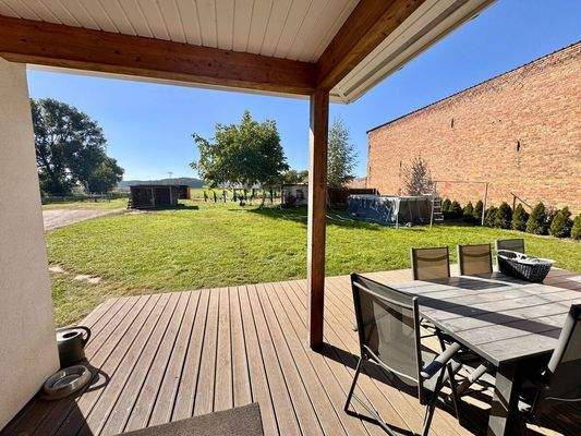 Terrasse mit Blick auf das Grundstück