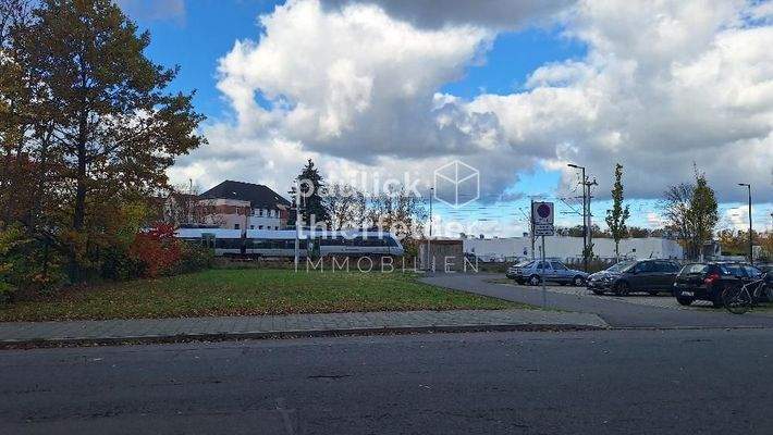 Blick vom Grundstück Richtung Bahngleise