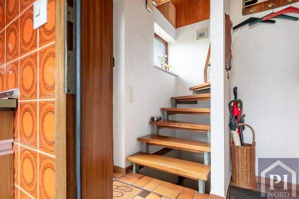 Holztreppe zum Dachboden