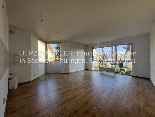 Wohnzimmer mit offener Küche