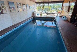 vom Pool auf die Terrasse