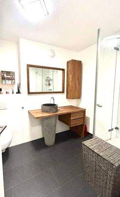 Badezimmer mit modernem Waschtisch