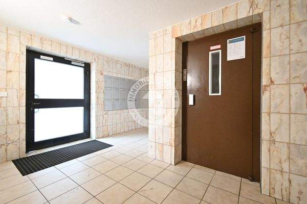 Hausflur Haupteingang mit Aufzug