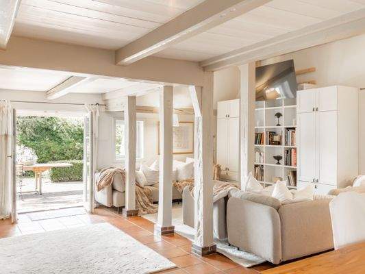 Offener Wohn- und Essbereich mit Terrassenzugang