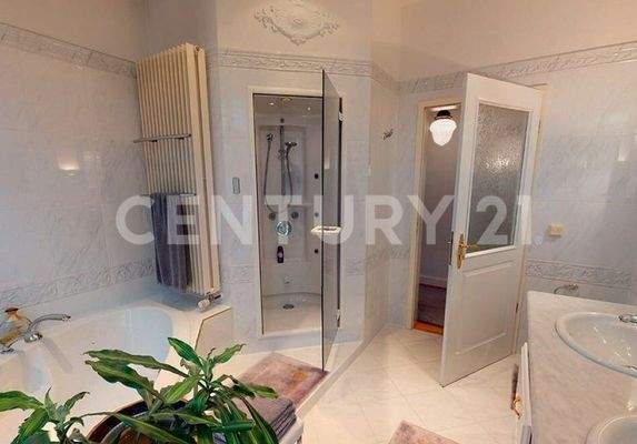 Badezimmer mit Eckbadewanne und Dampfdusche