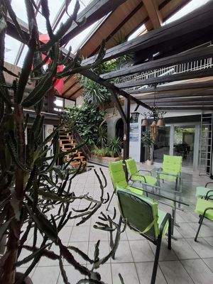 großer überdachterWintergarten