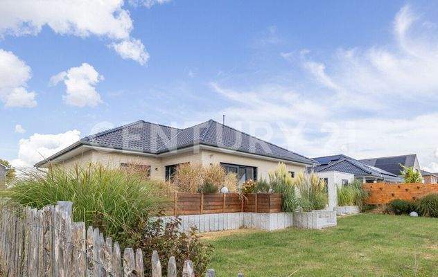 Schön eingefasste Terrasse mit hochwertigen Granitpalisaden