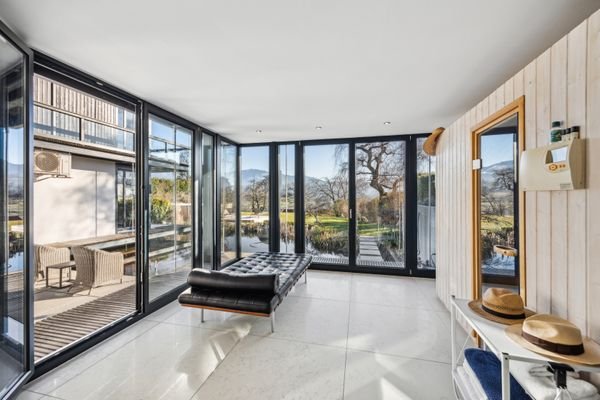 Ruhezone mit Sauna im Pavillon
