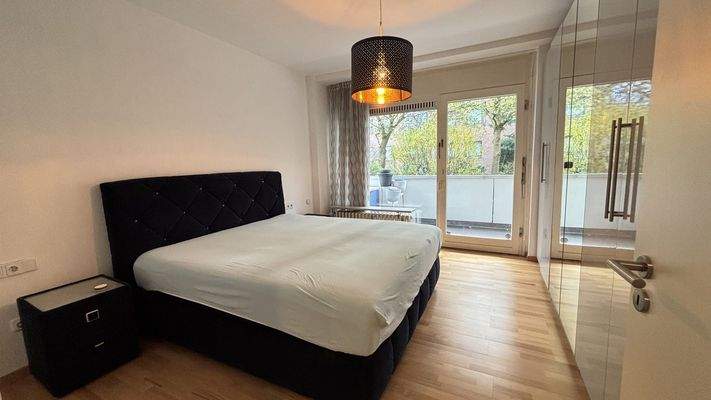 Schlafzimmer mit Balkonzugang