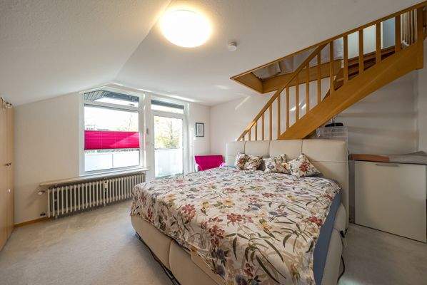 Schlafzimmer DG mit Treppe zum Spitzboden